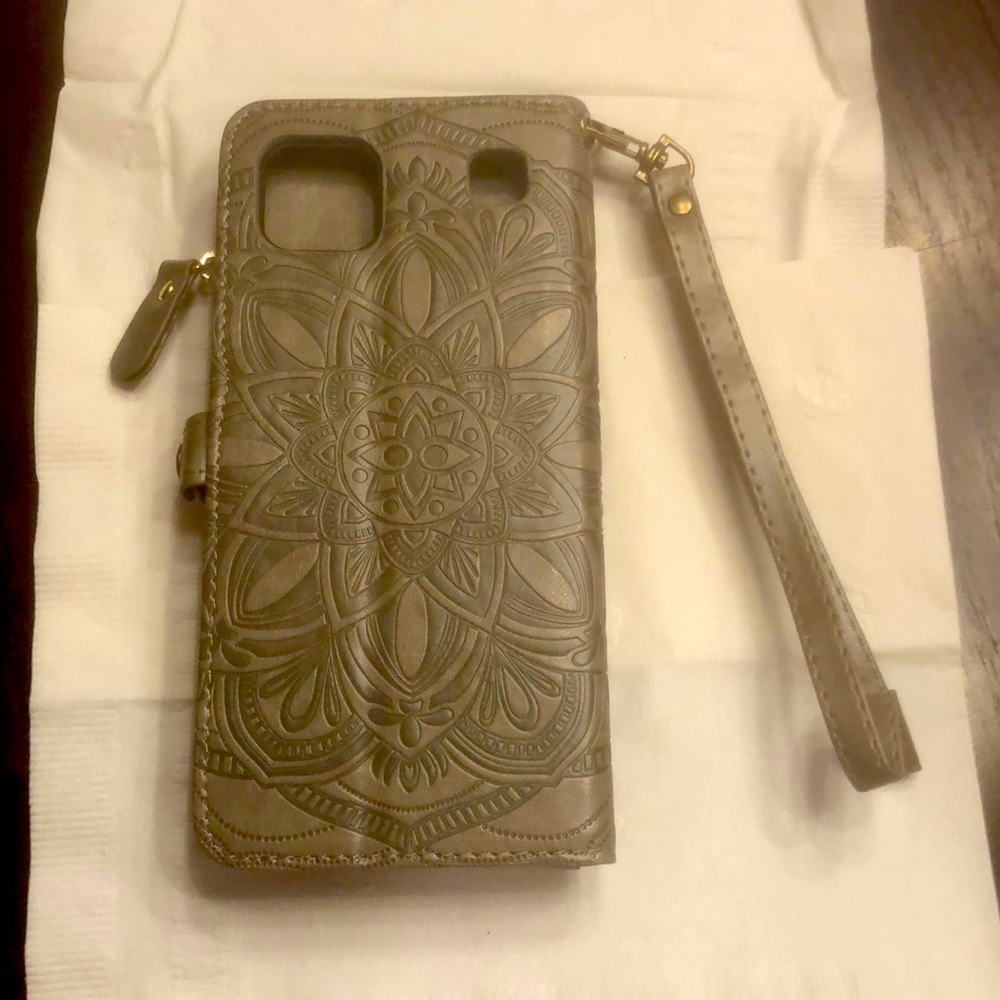 This never used LG K92 phone clutch is beautiful accessory for your LG phone.